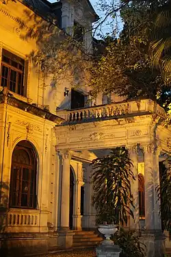 Vista iluminada da lateral esquerda da fachada da Casa de Nhonhô Magalhães