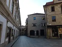 Fachada sul com bilheteiras (à esquerda)