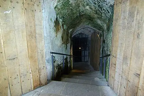 Passagem descendo para a adega do antigo Castelo de Winchester