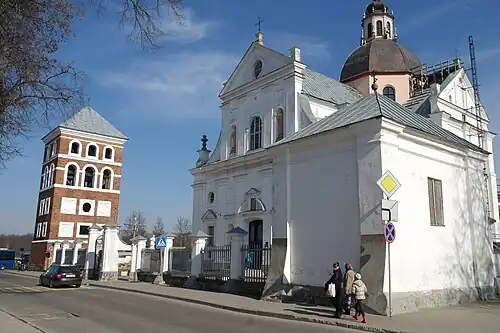 Torre Zamkavaja e a igreja.