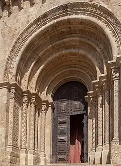 Detalhe da porta principal com suas colunas e arcos esculpidos intrincadamente.