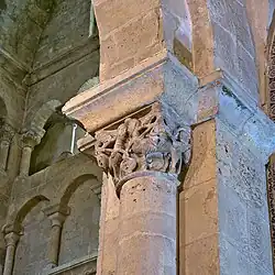 Capitel coríntio decorado com figuras antropomórficas.