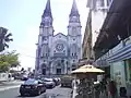 Catedral Metropolitana de Fortaleza, pela manhã, juntamente com o comércio nas ruas Castro e Silva e Conde D'eu