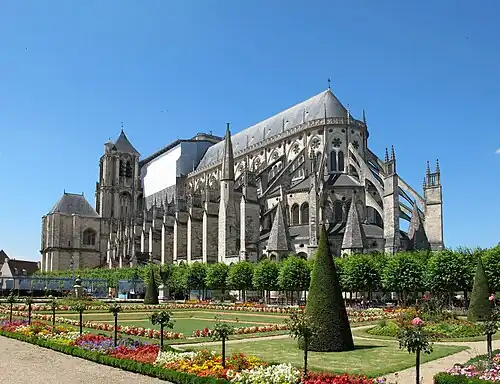 Catedral de Bourges com arcobotantes (1195-1230)