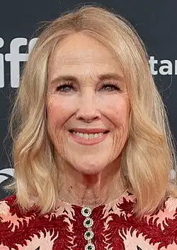 Catherine O'Hara sorrindo