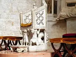Cátedra do bispo (c. 1098) em San Nicolao de Bari.