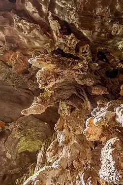 Colunas e estalactites ornamentadas