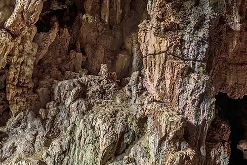 Coluna rachada decorrente de processo de acomodação