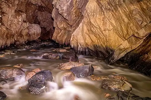 Corpo d'água próximo a entrada da caverna