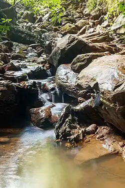 Corpo d'água na saída da caverna