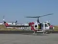 CDF "Super Huey", anteriormente um UH-1H, atribuído à tripulação Bieber Helitack, decola do Aeroporto de Mojave