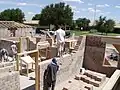 Casa de blocos de terra comprimida em construição em Midland, Texas, em 2006