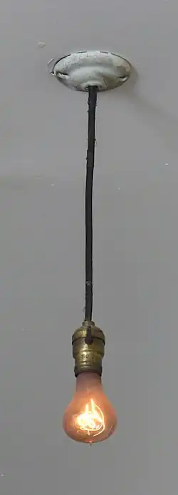 Foto do pendente na Estação de Bombeiros n.º 6 onde a lâmpada está instalada (fotografia de 2016).