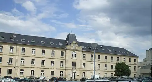 O menir na saída da cidade em direção à floresta de Carnelle, rue Roussel.