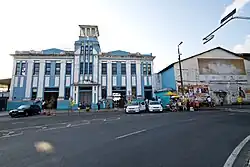 Fachada do terminal de Salvador, o TTNB (acima). Embarcações atracadas em Salvador (abaixo).