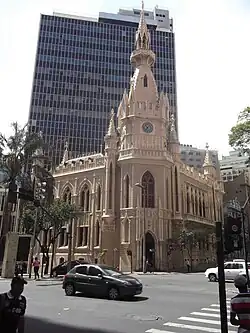 Centro de Referência da Moda de Belo Horizonte, no encontro da avenida com a Rua da Bahia.