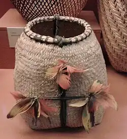 Cesta feita por índios Tapirapé. A cestaria indígena é considera um resultado de design de povos nativos brasileiros