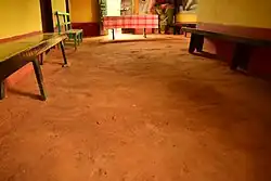 Chão de terra batida do átrio