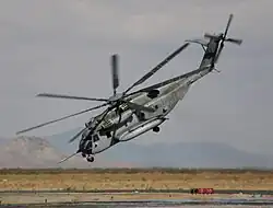 Um Sikorsky CH-53E fazendo manobras em Mojave, Califórnia.