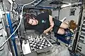 O astronauta Chamitoff joga xadrez no módulo Harmony.