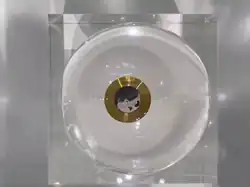 Amostra de solo lunar coletada pela missão Chang'e 5 da China, exibida no Airshow China 2021.