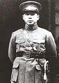 Zhang Xueliang, filho de Zhang Zuolin e herdeiro seu à frente da camarilha, aceitou o governo de Jiang Jieshi mas cedo perdeu o poder na Manchúria ante o avanço japonês.