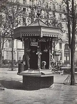 Um quiosque para um comerciante de rua na Praça das Artes e Ofícios (1865).