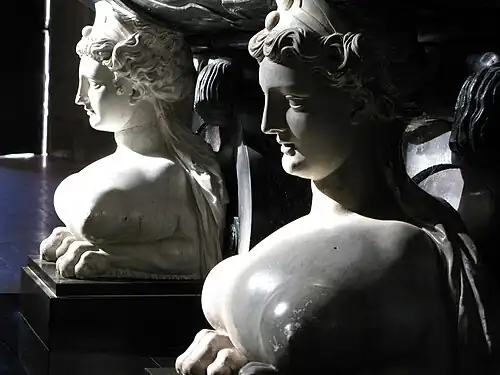 Détail du podium du tombeau.