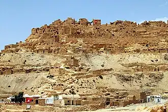 Vista da encosta de Chenini coroada pelo alcácer