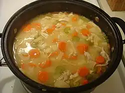 Cozimento de sopa caseira de macarrão com frango