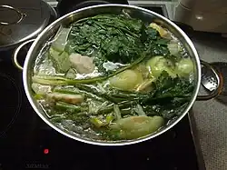 Sopa de frango com folhas verdes escuras