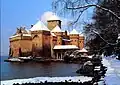 O Castelo de Chillon no inverno, coberto de neve.
