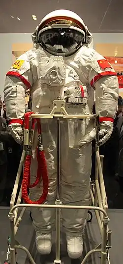Traje espacial Feitian, para atividades na parte externa da espaçonave.