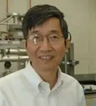 Ching Tang, inventor do diodo orgânico emissor de luz (OLED) e da célula fotovoltaica orgânica de heterojunção (OPV); vencedor do Prêmio Wolf de Química de 2011.