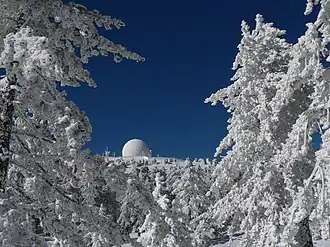 Radar da RAF no alto de Chionistra, no inverno