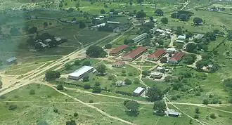 Vista aérea do vilarejo de Chiulo, na área comunal de Mucope, com destaque ao Hospital da Missão de Chiulo, no centro, em 2008.