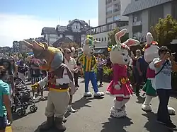 Desfile da Chocofest com coelhos.