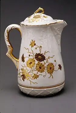 Pote de chocolate em porcelana com decoração floral (cerca de 1900), Metropolitan Museum of Art, Nova Iorque.