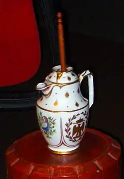 Pote de chocolate em estilo império (início dos anos 1800), Salon du chocolat, Paris.