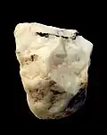 Um mineral do Paleolítico Inferior, encontrado em Caxafrude, conservado no Museu Antigo.