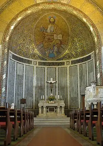 Altar-mor e o interior da abside