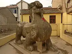 Um qilin da Dinastia Liu Song localizado no jardim da frente de uma casa da cidade de Qilin, no Distrito de Jiangning