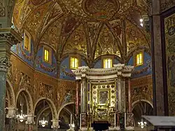 Coro com altar e imagem milagrosa