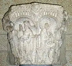 Capitel remanescente da igreja cruzada.