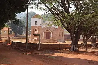Paróquia Católica de Lépi, em processo de reforma e reconstrução, em 2007.