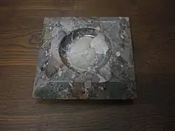 Cinzeiro feito de brecha