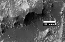 Claritas Fossae visto pela HiRISE. Note a escarpa íngreme.