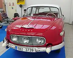 Tatra 603 (603-1); o design original possuía três faróis