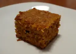 Uma fatia de bolo de clementina