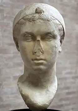 Busto de meados do século I a.C. com um penteado de "melão" e um diadema helenístico usado na cabeça. Museus Vaticanos[1][3][422]